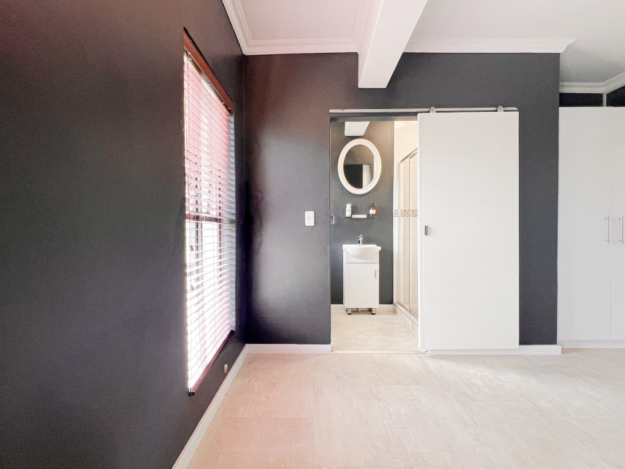 5 Bedroom Property for Sale in Myburgh Park Western Cape